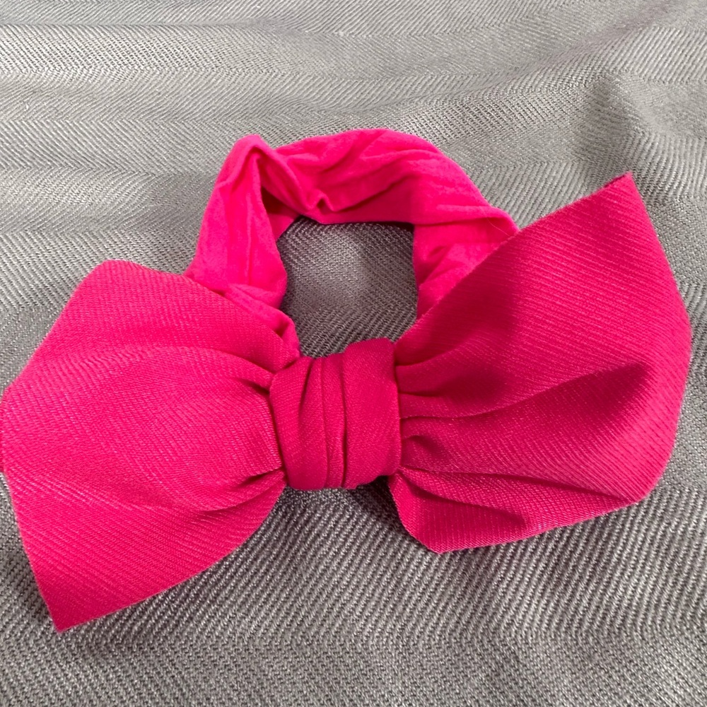 Fushia baby head wrap bow.
